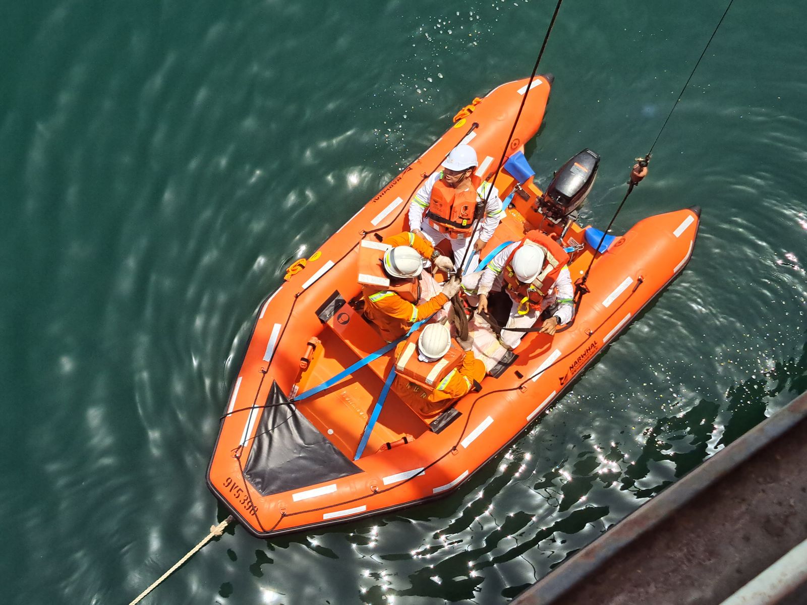 Tripulación en un ejercicio de rescate con bote salvavidas